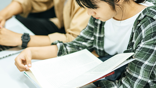 自らの足で探究し